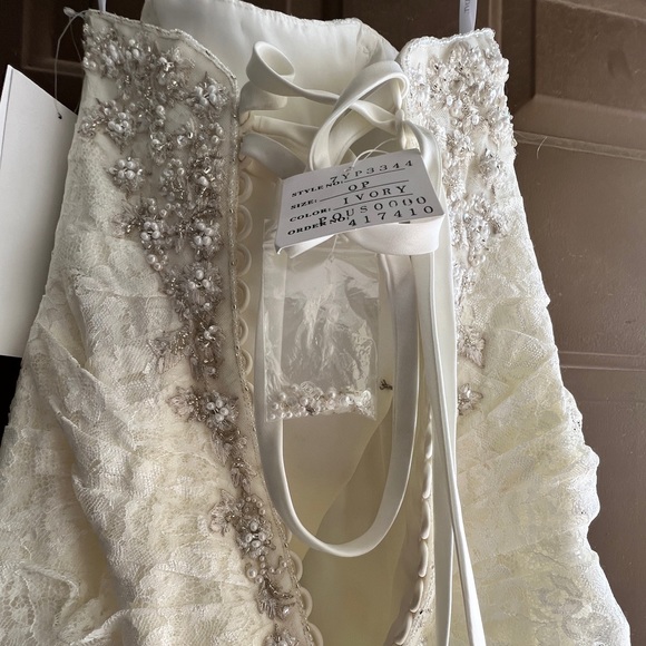 Ivory Wedding Dress Never Worn Perfect condition Size 0 Petite Lace & Train OTNW - Picture 9 of 12